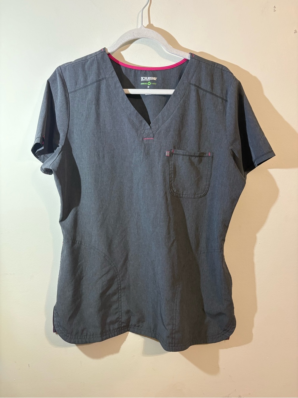 Scrubstar scrub top women’s medium gray heathered fabric pink trim Short Sleeve